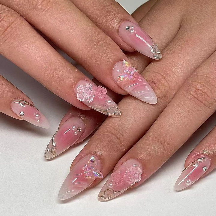 Elegante Kunstnagelspitzen mit Goldakzenten Karnz