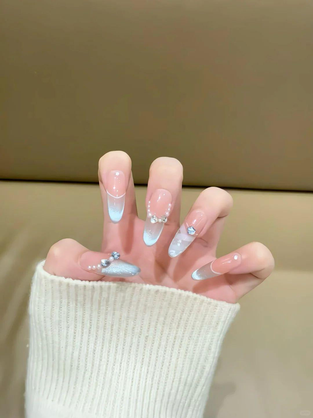 Künstlerisches Herzmuster Nagelkunstverlängerungen Karnz