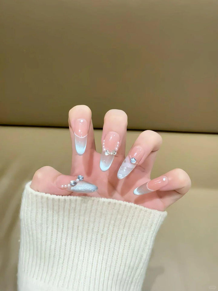 Künstlerisches Herzmuster Nagelkunstverlängerungen Karnz