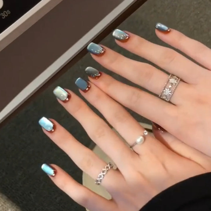 Kreative Nagelspitzen mit Glanzeffekten Karnz