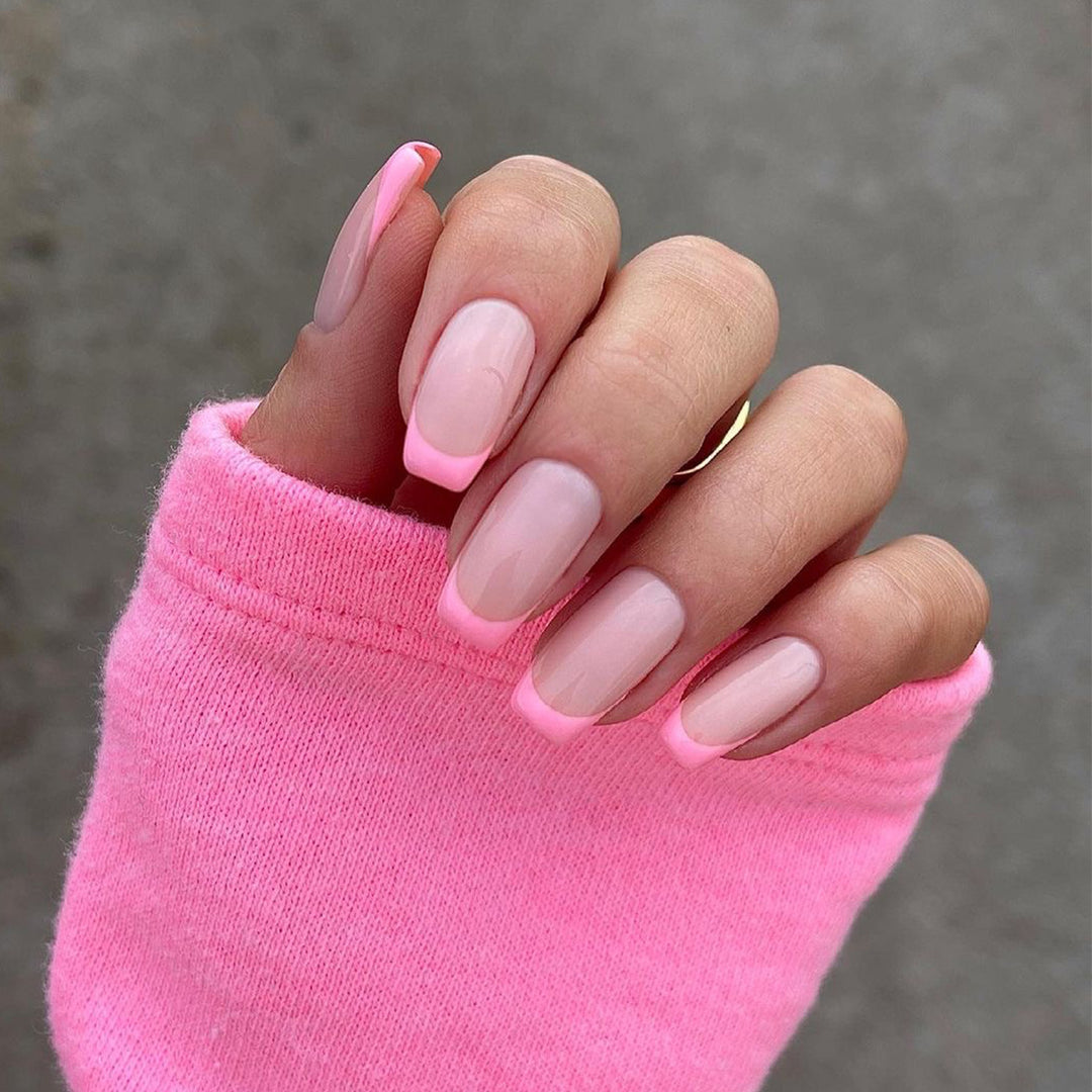 Künstliche Nagelkunst mit eleganter French-Spitze Karnz