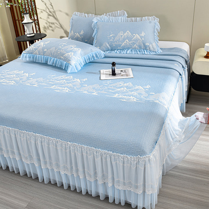 Eleganter Steppbettüberwurf mit Spitzen-Volant und Gebirgsjacquard