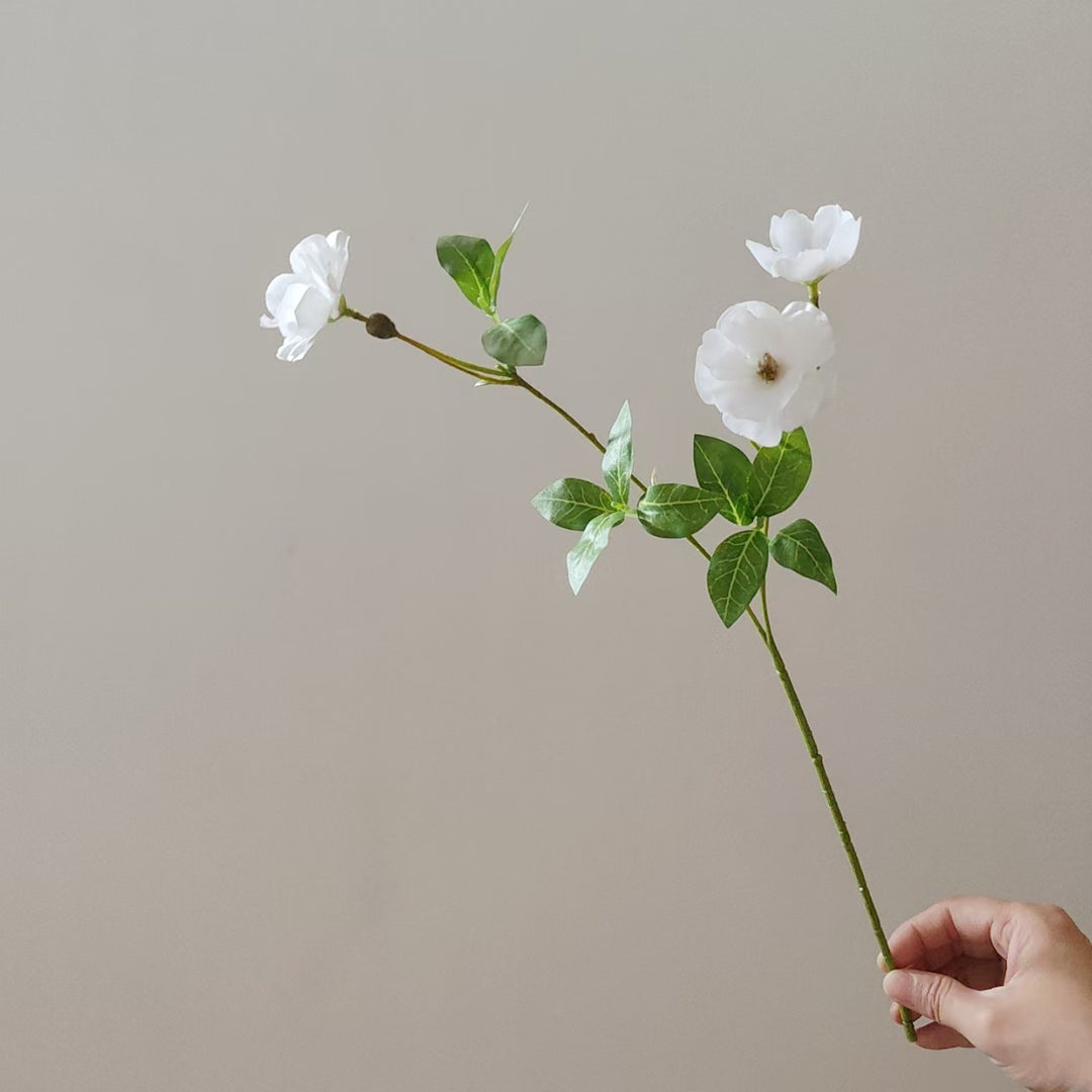 Künstlicher Blumenstängel mit lebensechten Blüten