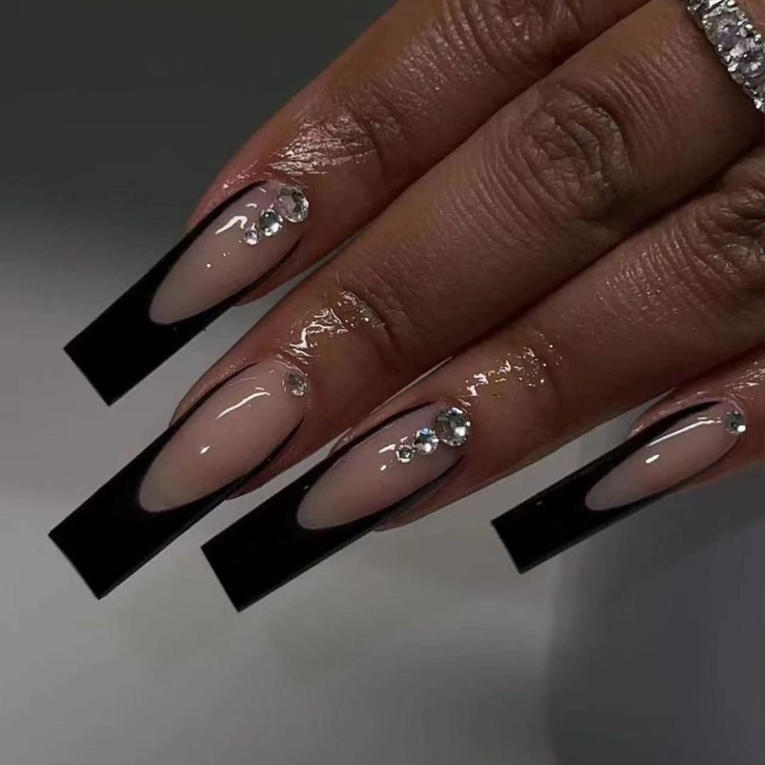 Kunstnagelset mit modernem Glamour und luxuriösen 3D-Akzenten Karnz