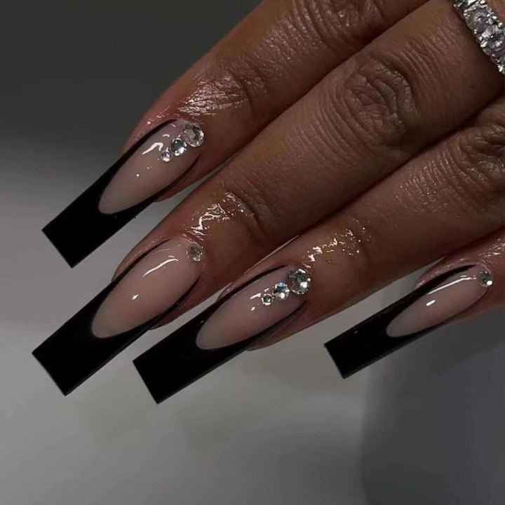 Kunstnagelset mit modernem Glamour und luxuriösen 3D-Akzenten Karnz