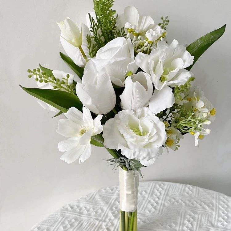 Eleganter floraler Brautstrauß
