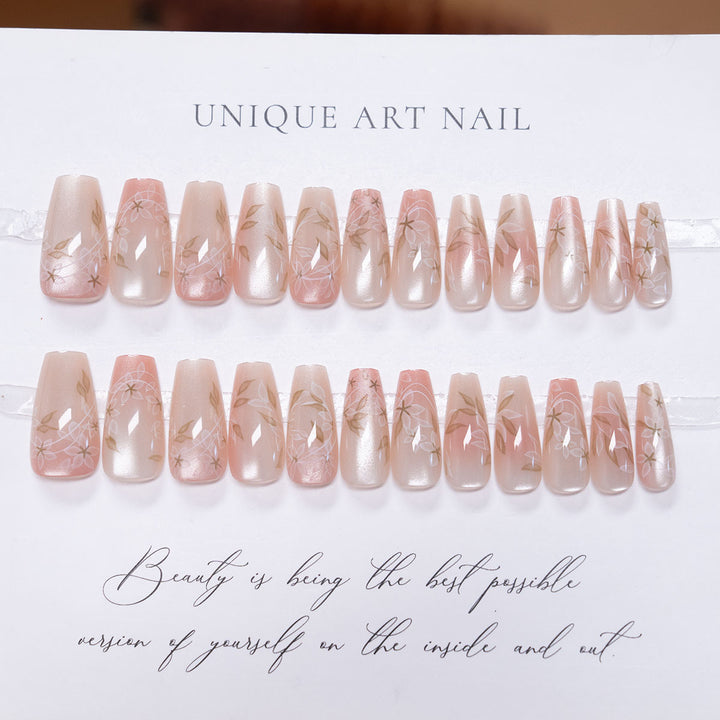 Elegante Press-On-Nagelkunst mit floralen Details