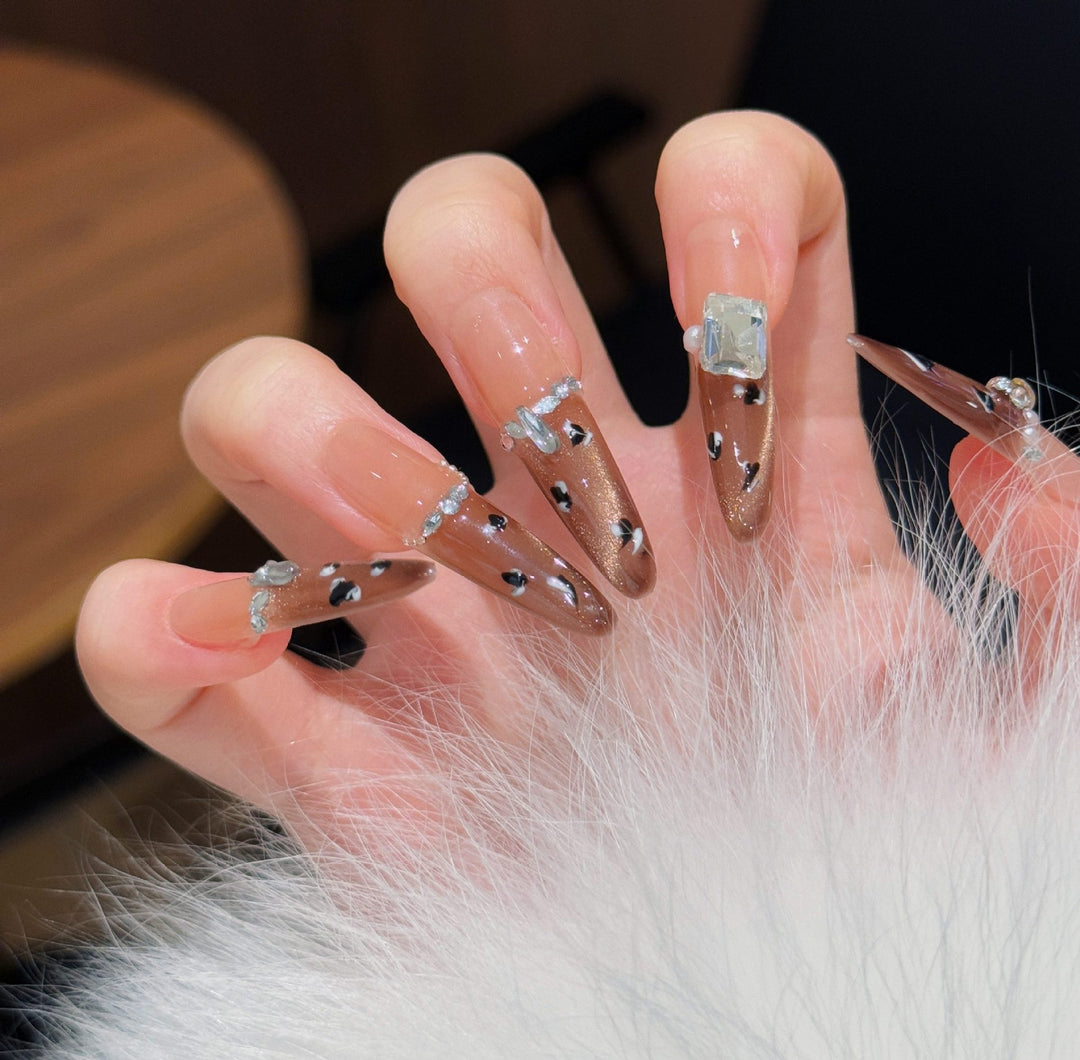 Künstlerische Stiletto Press-On Nagelkunst mit schimmernden Akzenten Karnz