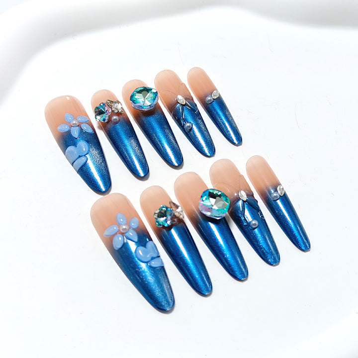 Kunstnägel Im Eleganten Design mit Kunstvollen Verzierungen und Glitzerakzenten Karnz
