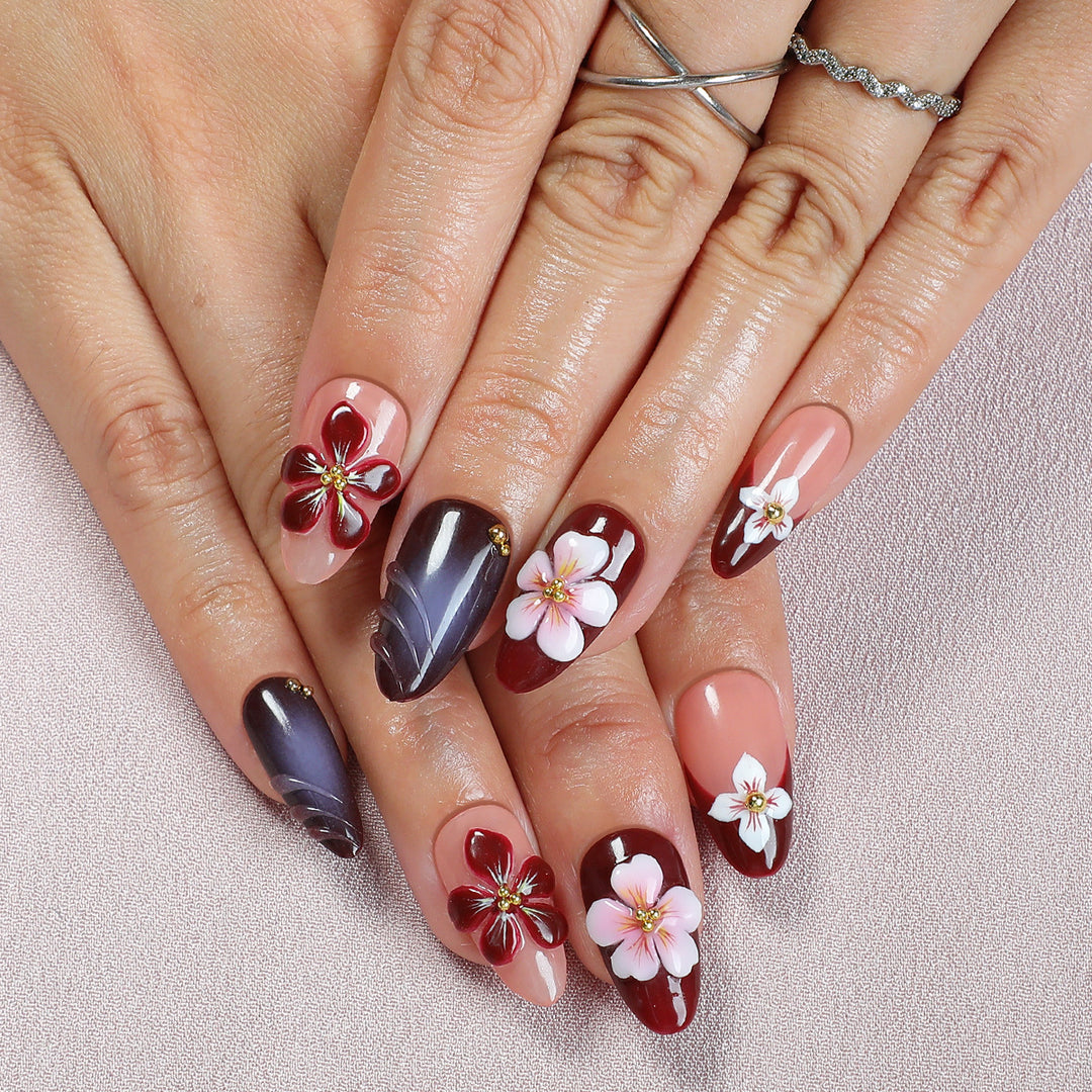 Kunstnagelset mit floralen Akzenten und luxuriösen Verzierungen Karnz
