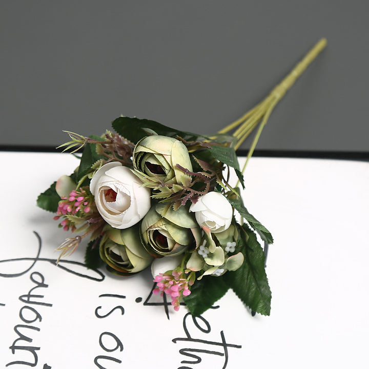 Realistischer Künstlicher Rosenstrauß