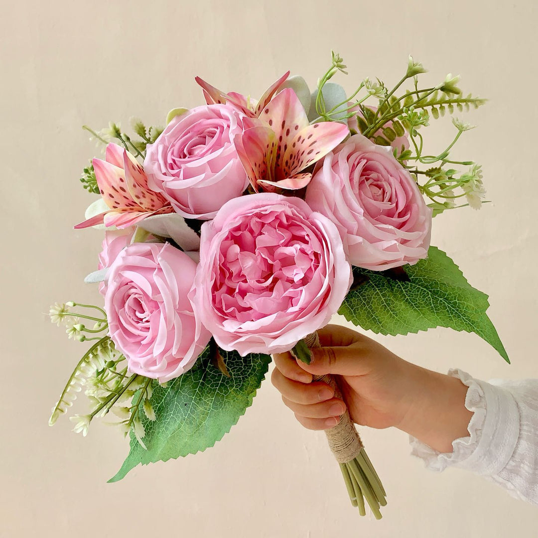 Eleganter künstlicher Blumenstrauß