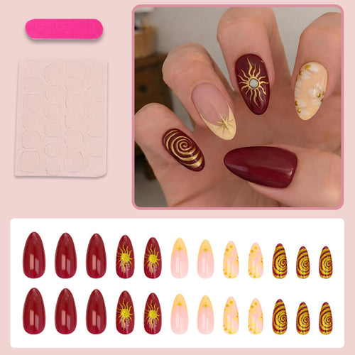 Kunstnagelset mit glamourösen Designs und kreativen Akzenten Karnz