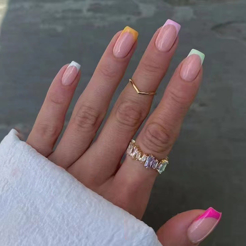 Kunstnagelset mit bunten Farbakzenten Karnz