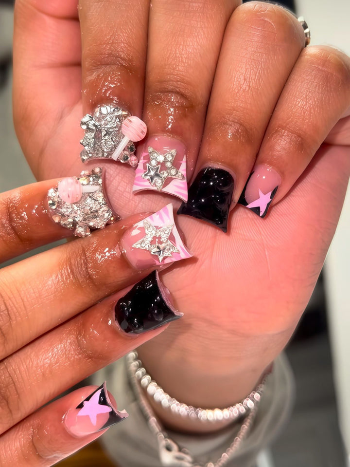 Glamouröse dekorative Press-On-Nagelkunst Karnz