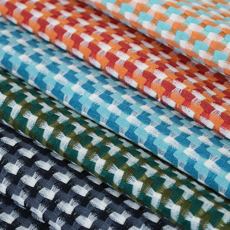 Quadratischer Kissenbezug mit feiner Mini-Jacquardstruktur und texturiertem Hahnentritt Karnz