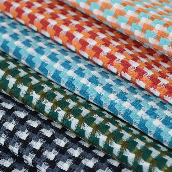 Quadratischer Kissenbezug mit feiner Mini-Jacquardstruktur und texturiertem Hahnentritt Karnz