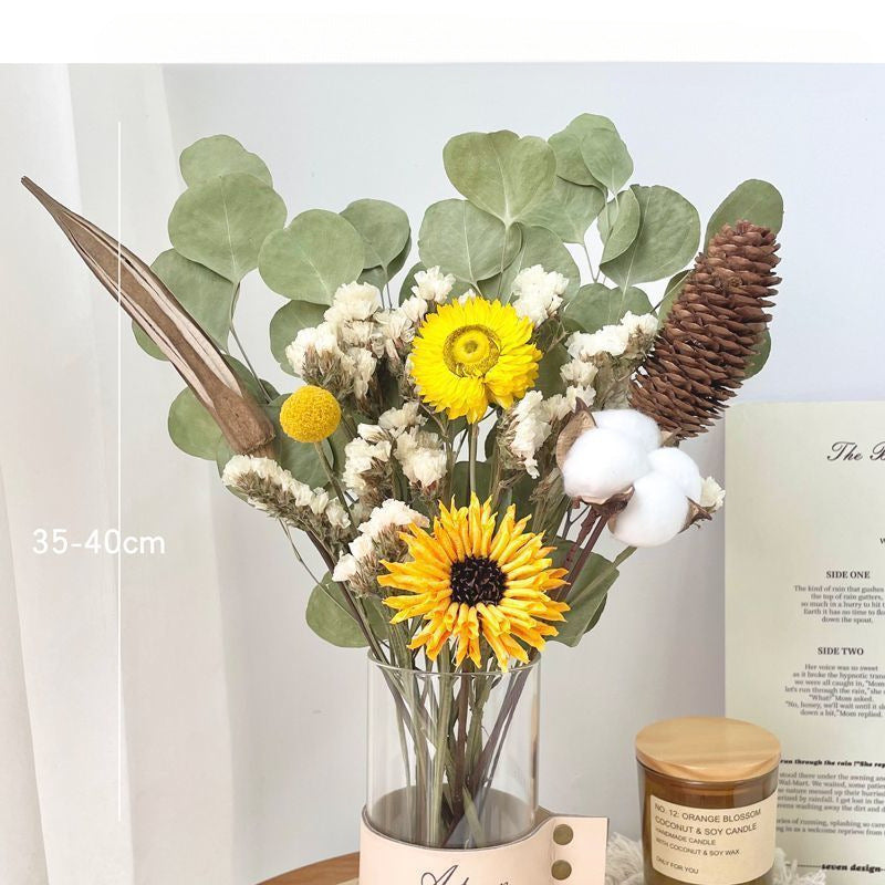 Getrockener Blumenstrauß Arrangierung mit dekorativen Elementen