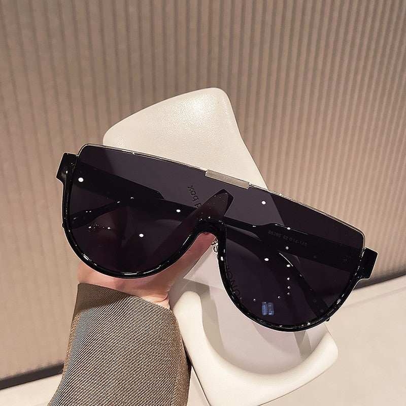 Damen Sportliche Schutzbrille mit futuristischem Design Karnz