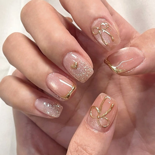 Glamouröse Acryl-Nägel mit elegantem Gold-Design Karnz