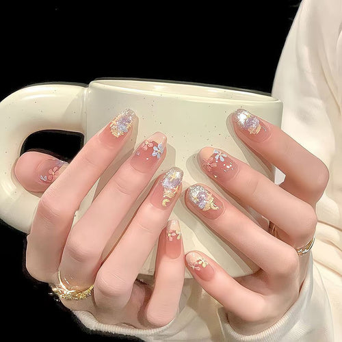 Blumengestaltetes Press-On Nageldesign Karnz