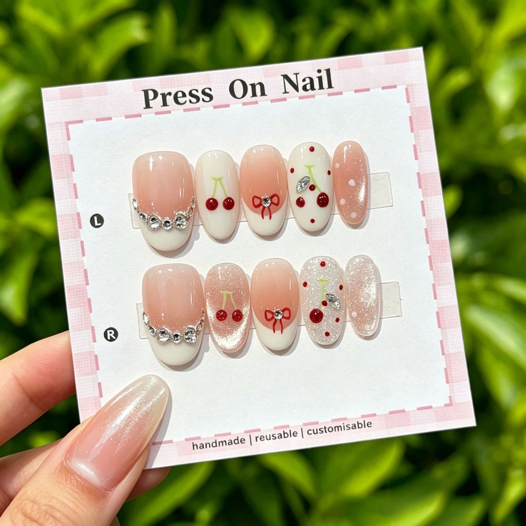 Künstlerisches Press-On Nagelset mit floralen und gemusterten Designs