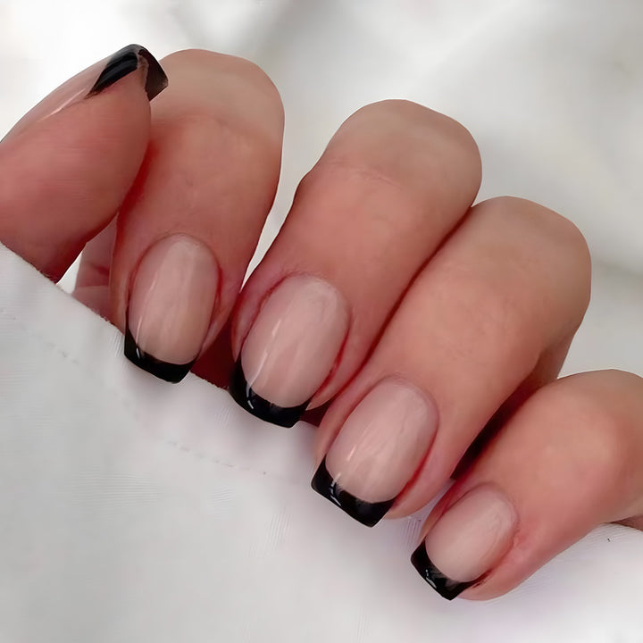 Elegante quadratische Tipp-Press-on-Nägel mit bold schwarzen French Tips Karnz