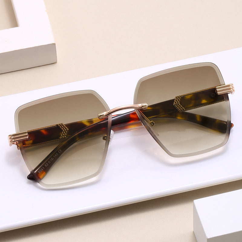 Damen Luxus-Sonnenbrille mit einzigartigem Rahmen und edlen Akzenten Karnz