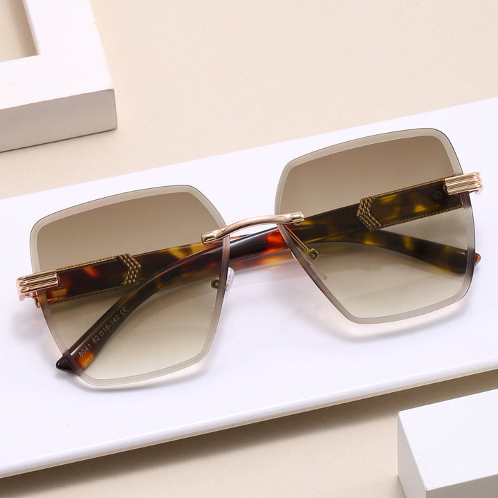 Damen Luxus-Sonnenbrille mit einzigartigem Rahmen und edlen Akzenten Karnz