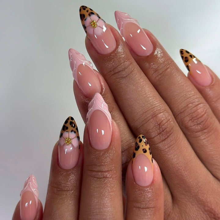 Kunstfingernägel mit Luxuriösem Leoparden-Design und Eleganten Akzenten Karnz
