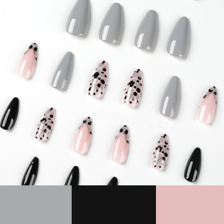 Kunstvolle Stiletto-Nägel mit elegantem Akzent-Design Karnz