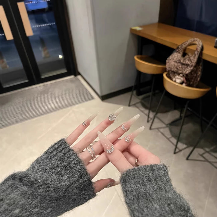 Elegante Stiletto Press-On Nagelverlängerungen mit Kristallakzenten