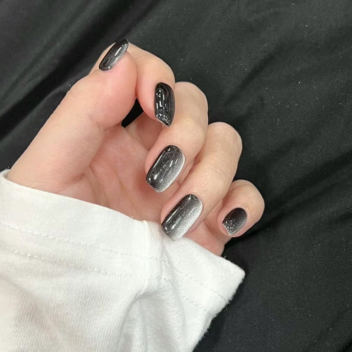 Kunstnagelset mit Glamourösem Ombre-Effekt und Glitzerverzierungen Karnz