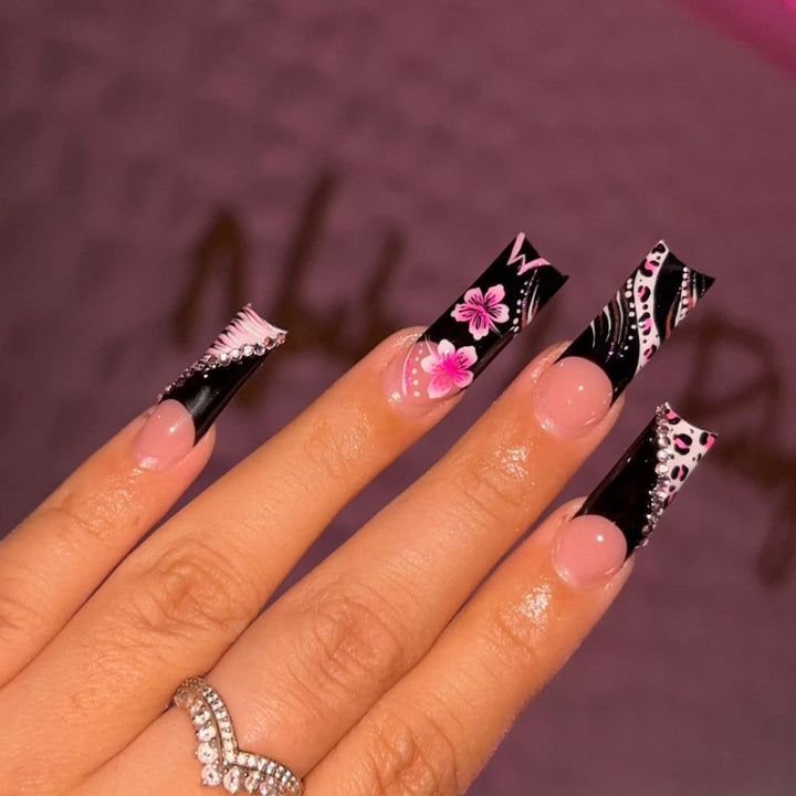 Künstlerisches Stiletto Press-On Nagelset Karnz