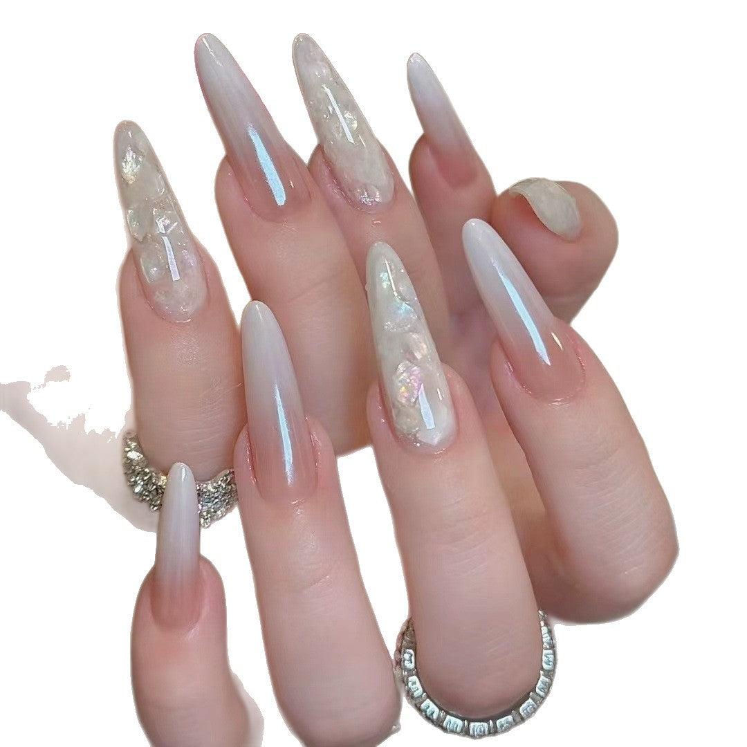 Glamouröse Stiletto-Nagelerweiterungen mit dekorativen Akzenten