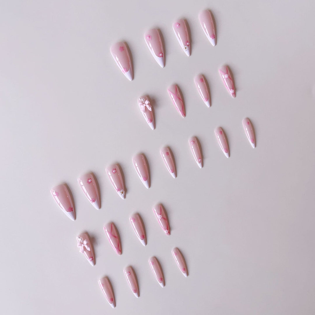 Kunstnagelset mit verspielten 3D-Details und eleganten Akzenten Karnz