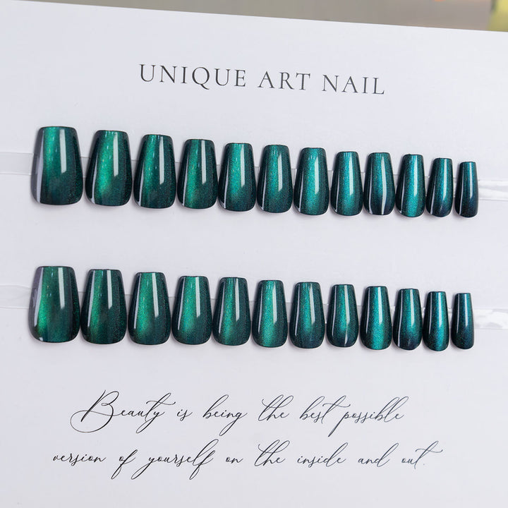 Elegantes Druck-Nagelset mit schimmerndem Finish