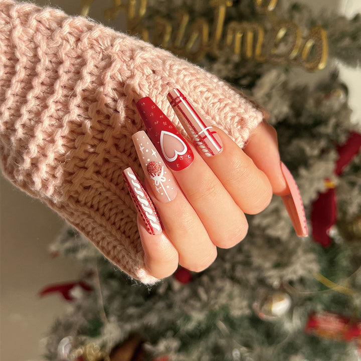 Kunstvolle Nagelkunst im festlichen Design mit Herz- und Weihnachtsmotiven Karnz