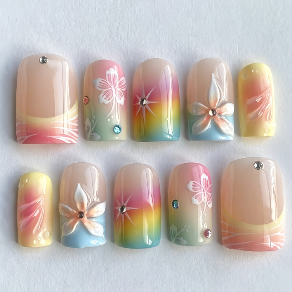 Kunstvolle Nagelspitzen mit Floralen Akzenten Karnz
