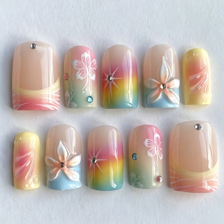 Kunstvolle Nagelspitzen mit Floralen Akzenten Karnz
