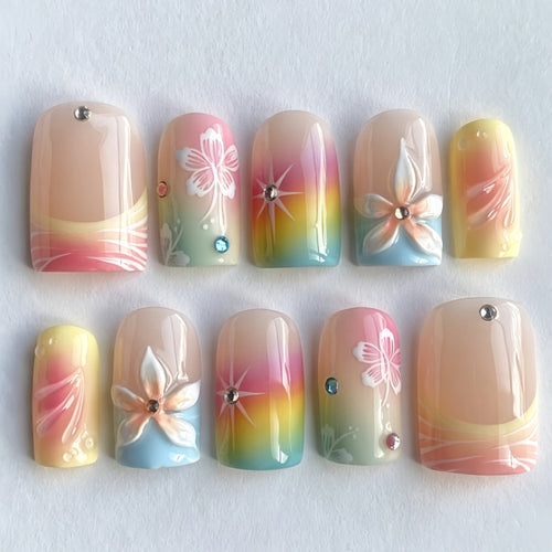 Kunstvolle Nagelspitzen mit Floralen Akzenten Karnz