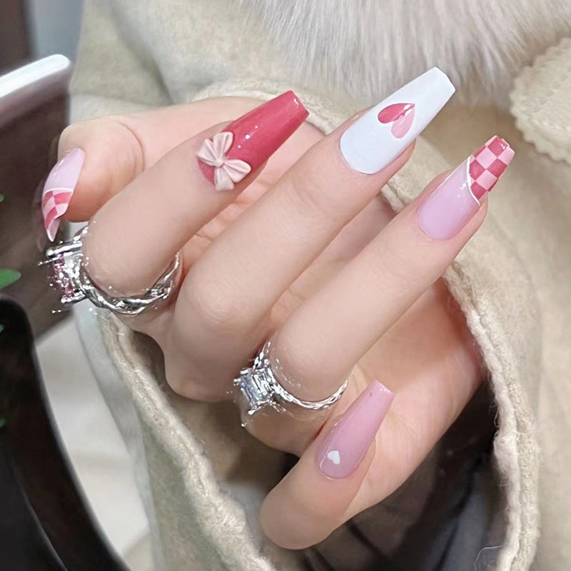 Kunstvolle Nagelverlängerungen mit verspielten Designs und romantischen Akzenten Karnz