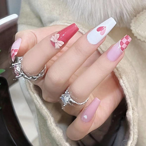 Kunstvolle Nagelverlängerungen mit verspielten Designs und romantischen Akzenten Karnz
