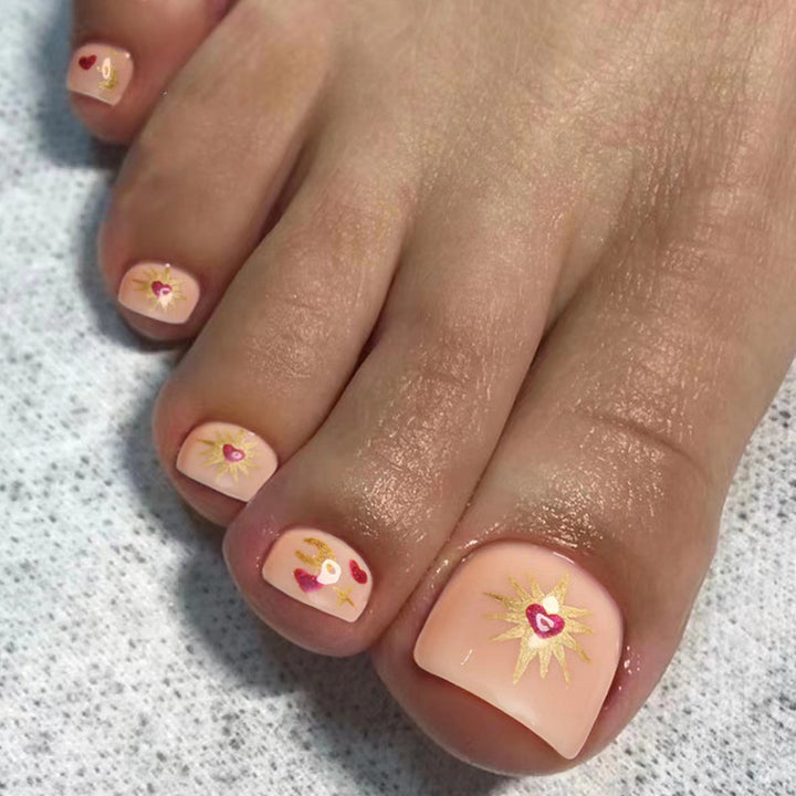 Kunstvolle Fußnagelkunst mit Herz- und Blumendesign Karnz
