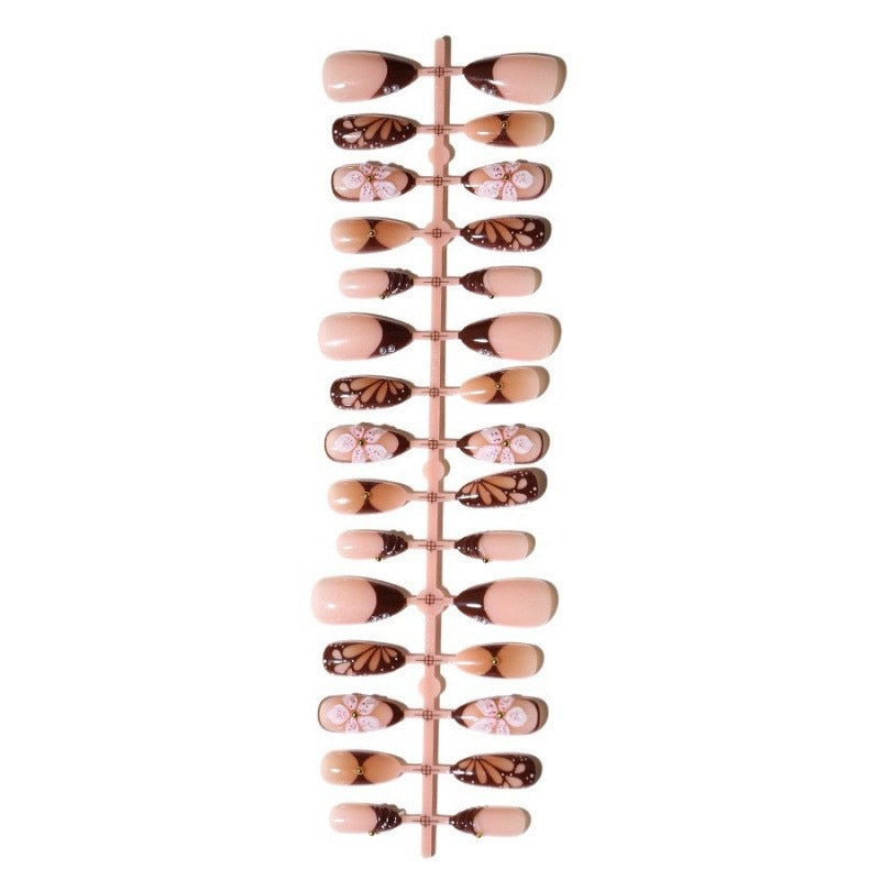 Kunstnagelset mit exquisiten floralen Motiven Karnz