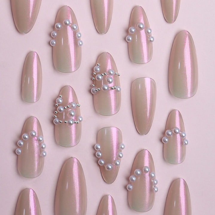Elegante Gelnägel mit Perlenverzierung Karnz