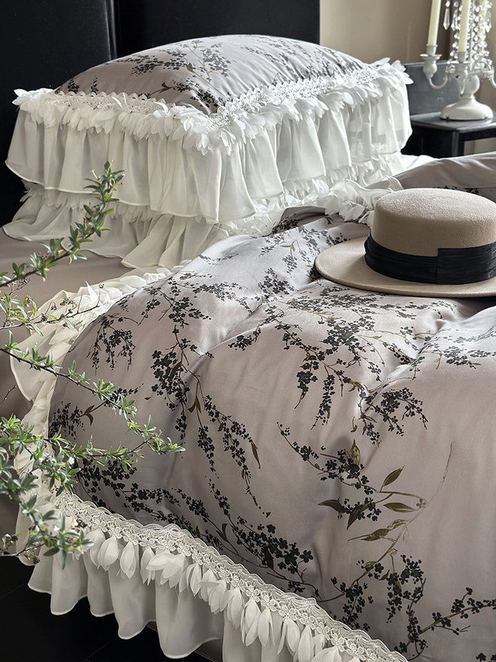 Satin-Bettgarnitur mit floraler Druckdecke, gestuftem Rüschenkissen & Spitzenbesatz