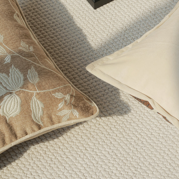 Elegantes und stilvolles Dekorationskissen mit floraler Stickerei