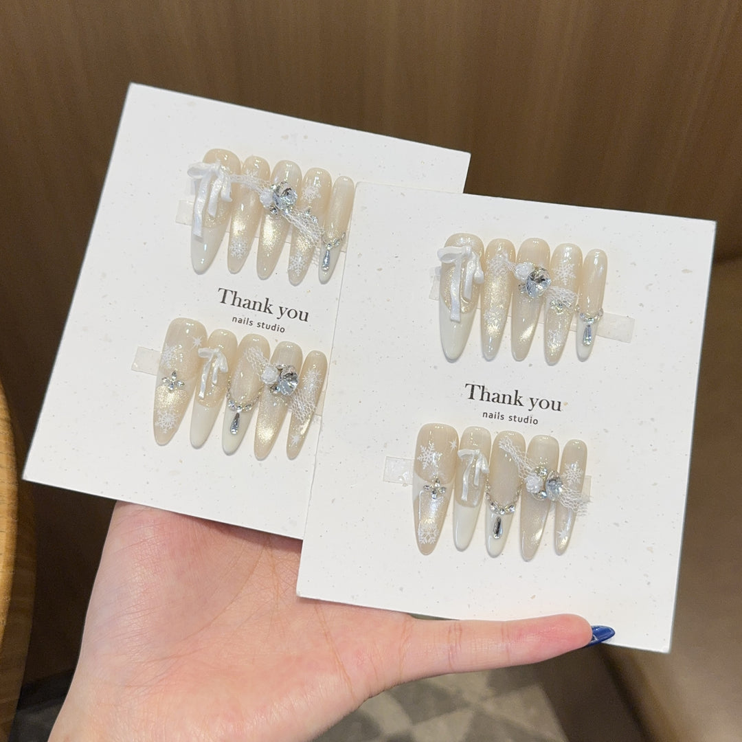 Kunstnagel Set mit Festlichem Design Karnz