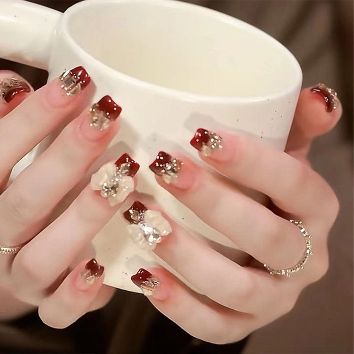 Kreatives Kunstnagelset mit Glitzer- und eleganten Muster Akzenten Karnz